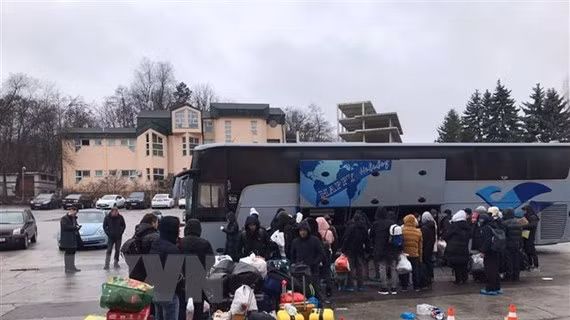 Các nước phương Tây cho rằng kế hoạch chiến đấu ban đầu của Nga nhằm tấn công nhanh lật đổ chính phủ Kiev đã thất bại trong những ngày đầu của cuộc chiến và Moscow đã điều chỉnh chiến thuật của mình để bao vây các thành phố lâu hơn.