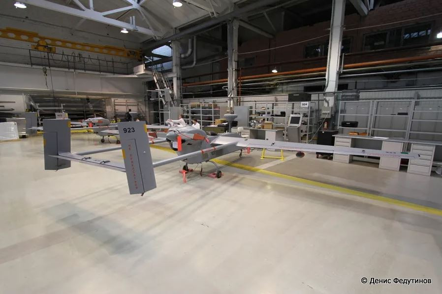 Nghiên cứu của “Viện Nghiên cứu kinh tế mới nổi” thuộc Ngân hàng Phần Lan cho thấy, mặc dù các lệnh trừng phạt của phương Tây đã khiến ngành công nghiệp quốc phòng Nga tăng thời gian và chi phí khi mua sắm, nhưng phí bảo hiểm chỉ ở mức 60%, chứ không phải vài lần như suy đoán và Moscow hoàn toàn có thể gánh được mức giá này.