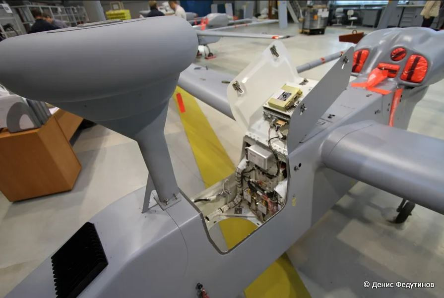 UAV Outpost cũng được gia cố phần thân máy bay so với bản gốc của Israel, nhằm tăng cường khả năng sống sót trên chiến trường. Ban đầu UAV Outpost hoạt động như một "mắt thần" trên không. Sau đó, Nga đã quyết định thêm tính năng tấn công trên UAV Outpost. (Nguồn ảnh: Ukrinform, Wikipedia, Topwar).