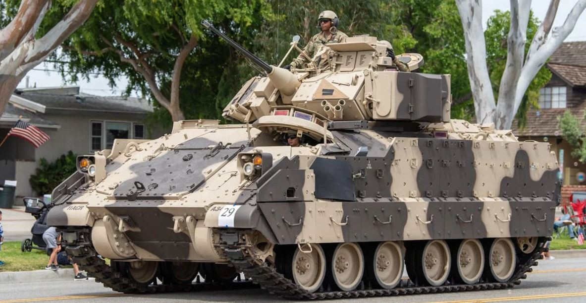 Ngược lại, việc "hỗ trợ xe tăng" của phương Tây cho Ukraine không có nhiều tiến triển, mặc dù có thông tin cho rằng, Mỹ đã chuyển một số xe chiến đấu bộ binh Bradley M2 tới châu Âu, nhưng không có chiếc xe tăng nào; nhưng cũng sẽ mất ít nhất một tháng, để vận chuyển số xe chiến đấu bộ binh M2, từ châu Âu đến Ukraine.