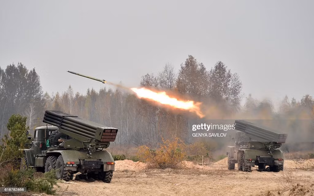 Nhưng hệ thống tên lửa phóng loạt (MLRS) Grad đã được triển khai cách đây vài ngày, nhằm chi viện hỏa lực cho lực lượng Ukraine tại làng Staromaryevka, để tiến công khu vực Granitnoye và vùng phụ cận; những khẩu đội pháo này đã thực hiện 4 vụ phóng đạn.