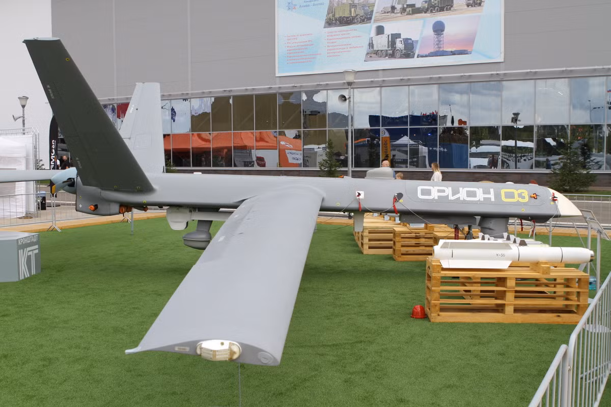 Khi cuộc xung đột Nga-Ukraine nổ ra vào tháng 2/2022, loại UAV tầm trung nội địa Orion, do Công ty Kronstadt phát triển, như một phản ứng của Nga đối với UAV Bayraktar TB-2 của Thổ Nhĩ Kỳ, bởi khi đó UAV Bayraktar TB-2 được Ukraine kỳ vọng là “vũ khí thay đổi cuộc chơi”. 