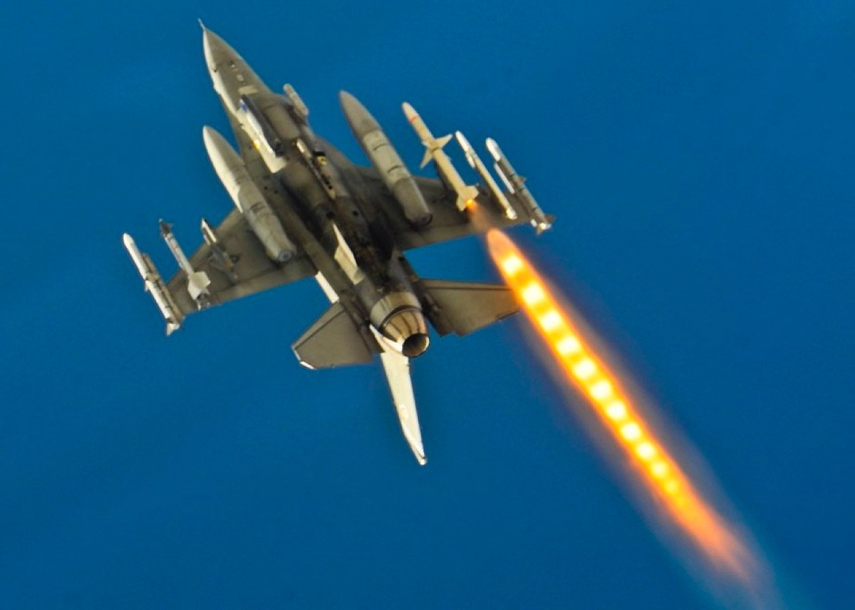 Ác mộng với Ka-52, Ukraine cần F-16 để phá vỡ sự bế tắc - Hình 7 Ac mong voi Ka-52, Ukraine can F-16 de pha vo su be tac-Hinh-7