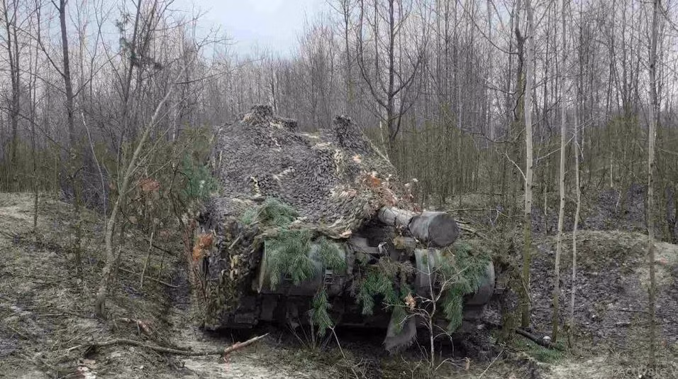 Nói một cách cụ thể, Lữ đoàn tấn công đường không số 82 là đơn vị duy nhất của Quân đội Ukraine được trang bị xe tăng Challenger 2 của Anh viện trợ. Do chỉ có tổng cộng 14 xe tăng Challenger 2, nên chỉ đủ biên chế thành một đại đội xe tăng.