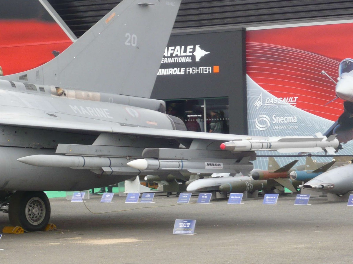 Khi tên lửa MICA đánh chặn ở cự ly trung bình, loại radar chủ động được sử dụng. Giai đoạn đầu và giữa, tên lửa sử dụng hệ thống dẫn đường quán tính, và ở giai đoạn cuối cùng, tên lửa được dẫn đường bằng radar chủ động của tên lửa. Radar theo dõi trên không của máy bay, có thể theo dõi và tấn công đồng thời 6-8 mục tiêu cùng lúc. 