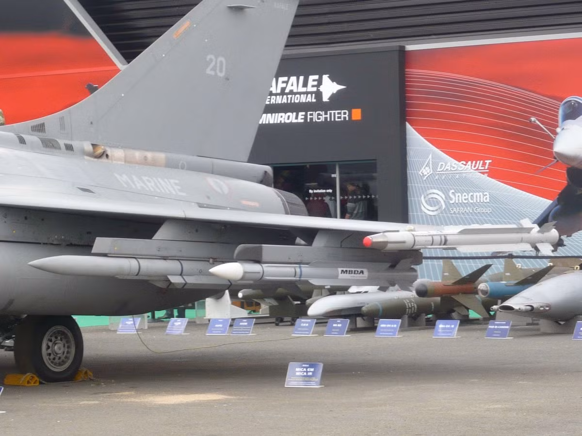 Khi tên lửa MICA đánh chặn ở cự ly trung bình, loại radar chủ động được sử dụng. Giai đoạn đầu và giữa, tên lửa sử dụng hệ thống dẫn đường quán tính, và ở giai đoạn cuối cùng, tên lửa được dẫn đường bằng radar chủ động của tên lửa. Radar theo dõi trên không của máy bay, có thể theo dõi và tấn công đồng thời 6-8 mục tiêu cùng lúc. 