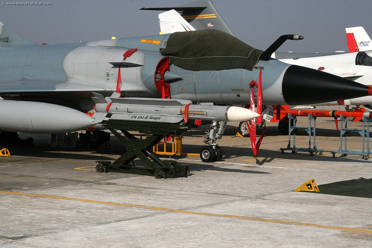 Ngay từ năm 1979, khi công ty MBDA phát triển thành công tên lửa Super 530D và cải tiến phát triển tên lửa không đối không Magic R550, Bộ Quốc phòng Pháp đã bắt đầu tính đến việc phát triển tên lửa không đối không đời mới; có thể tiêu diệt máy bay chiến đấu, trực thăng và tên lửa hành trình tiên tiến, có khả năng cơ động cao. Ảnh: Tên lửa Super 530D.