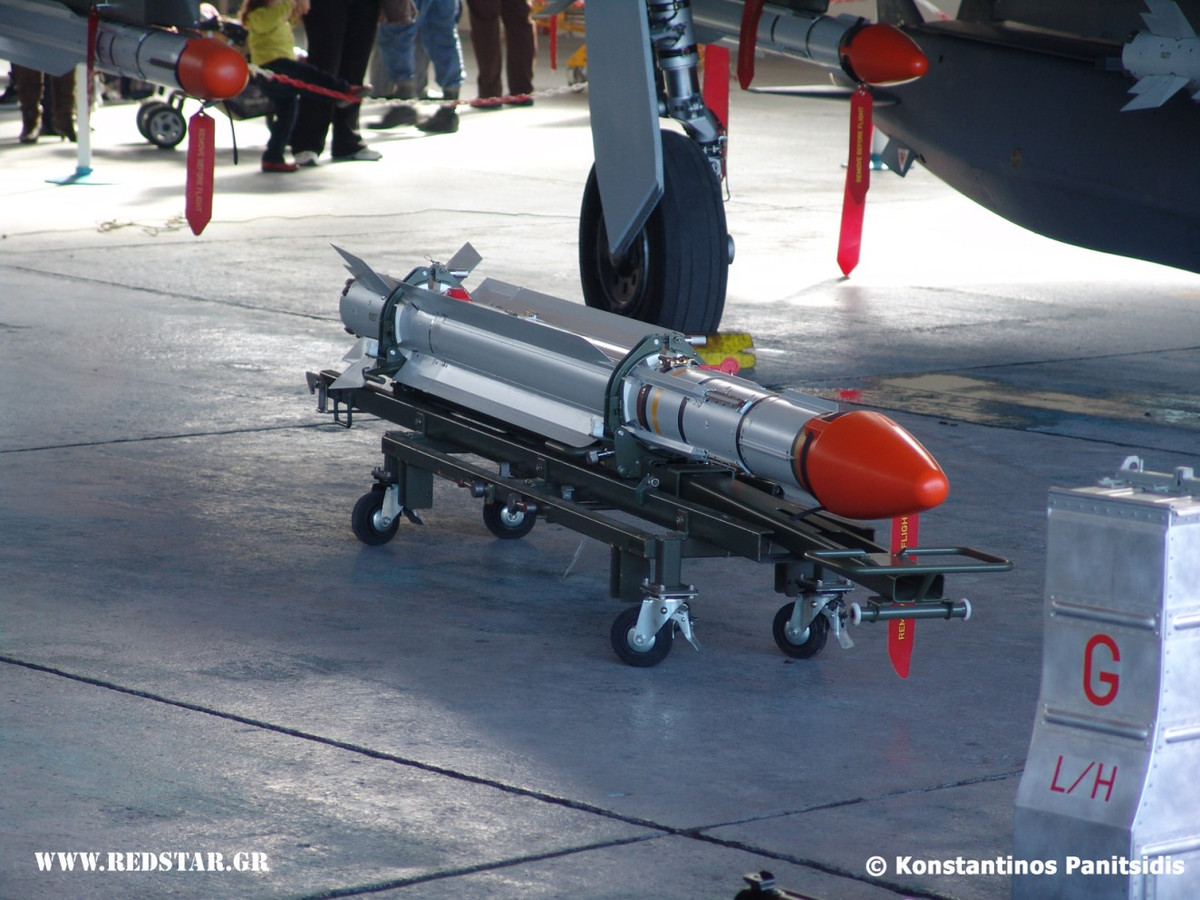 MICA là loại tên lửa không đối không thế hệ thứ tư do MBDA độc lập phát triển từ năm 1982, thử nghiệm năm 1991 và bắt đầu trang bị lên các máy bay tiêm kích Rafale và Mirage 2000 của quân đội Pháp, chính thức thay thế các dòng tên lửa thế hệ cũ Magic II và Super 530.