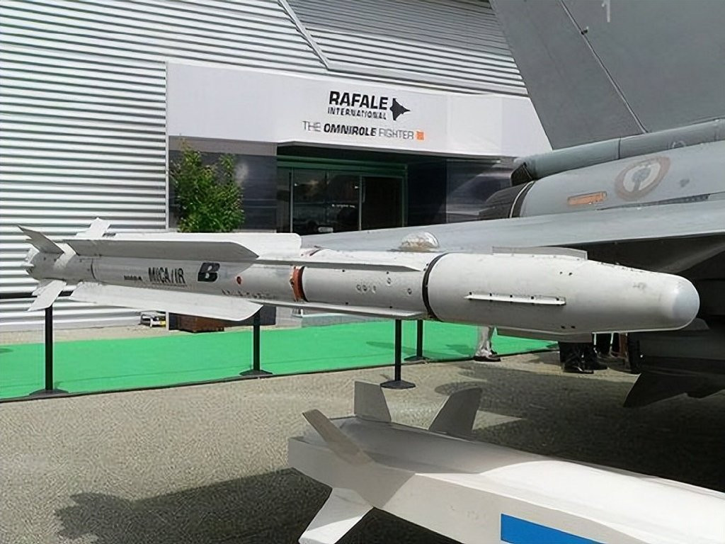 MICA là viết tắt của cụm từ tiếng Pháp Missile d'Interception et de Combat Aérien, nghĩa là “Tên lửa đánh chặn và tác chiến trên không”, nhằm trang bị cho các máy bay chiến đấu phiên bản không quân và hải quân.