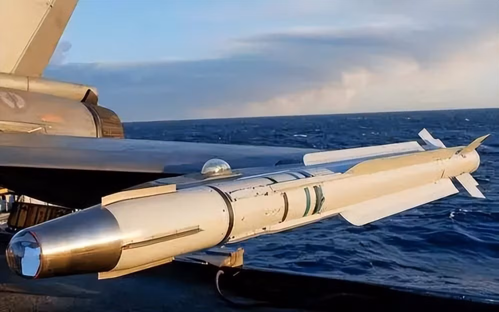 MICA là tên lửa không đối không hỗn hợp thế hệ thứ tư, do nhà thầu quốc phòng MBDA của Pháp phát triển từ thập niên 1980. Cái gọi là loại hỗn hợp đề cập đến khả năng thực hiện các cuộc tấn công ngoài tầm nhìn tầm trung, cũng như cận chiến. 