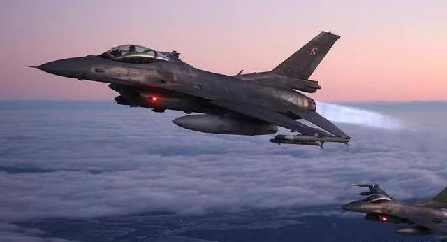 Vì vậy, điểm đầu tiên là số lượng tiêm kích F-16 của Ukraine quá ít để đối đầu với Lực lượng Hàng không Vũ trụ Nga, gồm hàng nghìn bệ phóng tên lửa phòng không và hàng nghìn máy bay chiến đấu hiện đại. Nếu tiêm kích F-16 tấn công nhiều hơn với số lượng máy bay máy bay ít hơn, chắc chắn chúng sẽ bị tổn thất nặng nề.