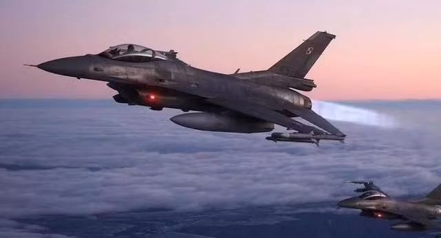 Vì vậy, điểm đầu tiên là số lượng tiêm kích F-16 của Ukraine quá ít để đối đầu với Lực lượng Hàng không Vũ trụ Nga, gồm hàng nghìn bệ phóng tên lửa phòng không và hàng nghìn máy bay chiến đấu hiện đại. Nếu tiêm kích F-16 tấn công nhiều hơn với số lượng máy bay máy bay ít hơn, chắc chắn chúng sẽ bị tổn thất nặng nề.
