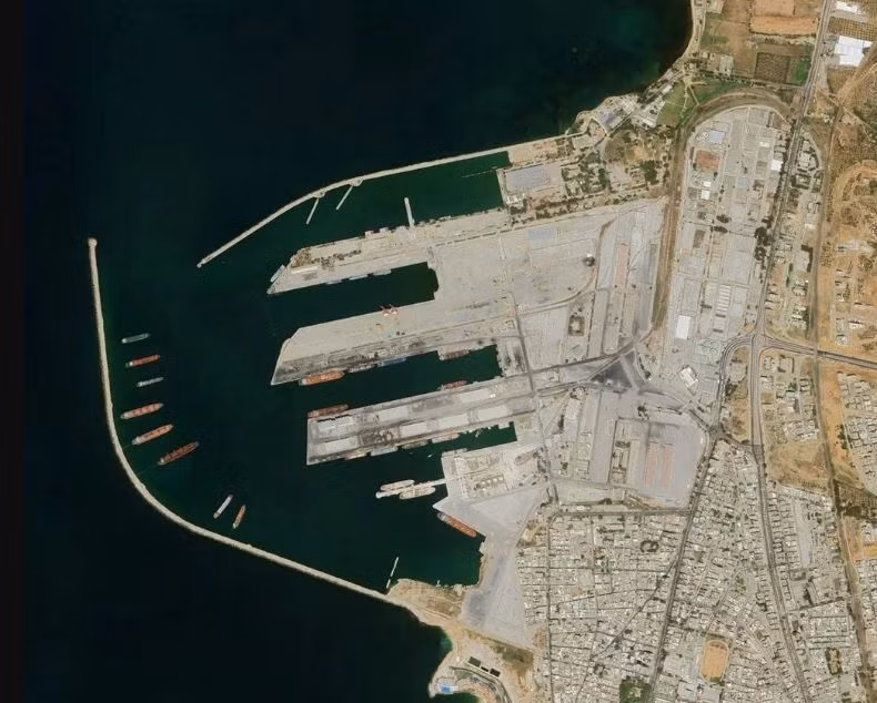 Tại Căn cứ không quân Khmeimim, Quân đội Nga đã xây dựng đường băng, nhà chứa máy bay, cơ sở hậu cần và ký túc xá mới. Với sự hỗ trợ của Nga, các căn cứ không quân Kuveres, Metras và Qamishli của Syria cũng được củng cố. Ông lưu ý: “Đầu tư vào tất cả các cơ sở này lên tới hàng trăm tỷ rúp”.