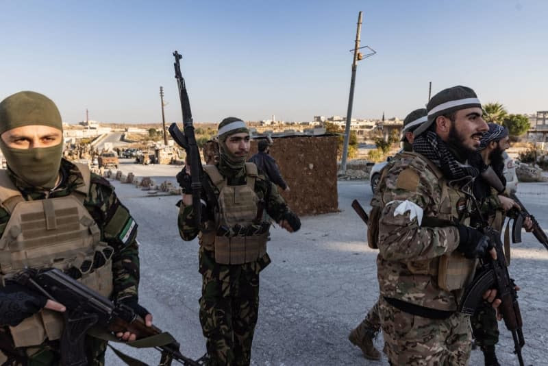 Theo đưa tin của giới truyền thông, bạo loạn đã nổ ra gần căn cứ hải quân Nga ở cảng Tartus, đồng thời các đài truyền hình phát sóng những video về tội phạm đang lợi dụng sự hỗn loạn để cướp bóc đối với các trụ sở công quyền và các cửa hiệu.