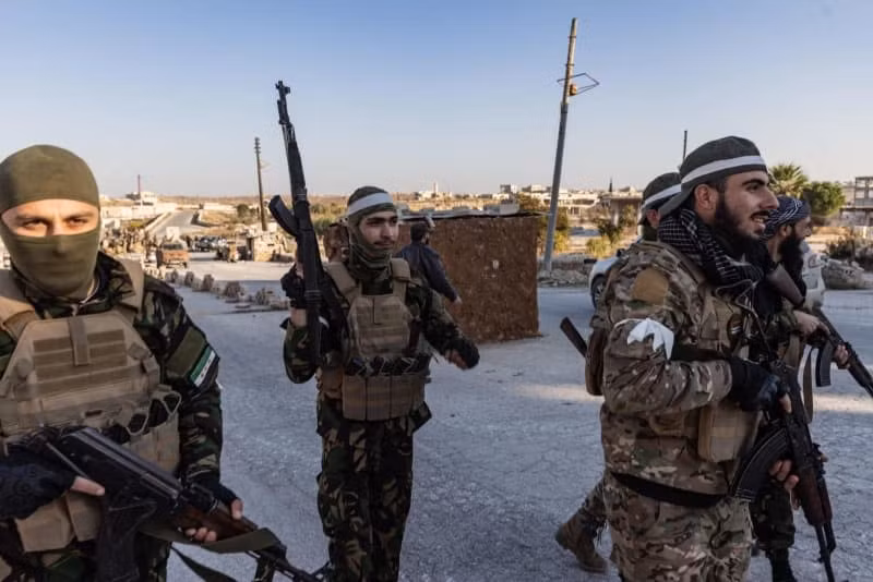 Theo đưa tin của giới truyền thông, bạo loạn đã nổ ra gần căn cứ hải quân Nga ở cảng Tartus, đồng thời các đài truyền hình phát sóng những video về tội phạm đang lợi dụng sự hỗn loạn để cướp bóc đối với các trụ sở công quyền và các cửa hiệu.