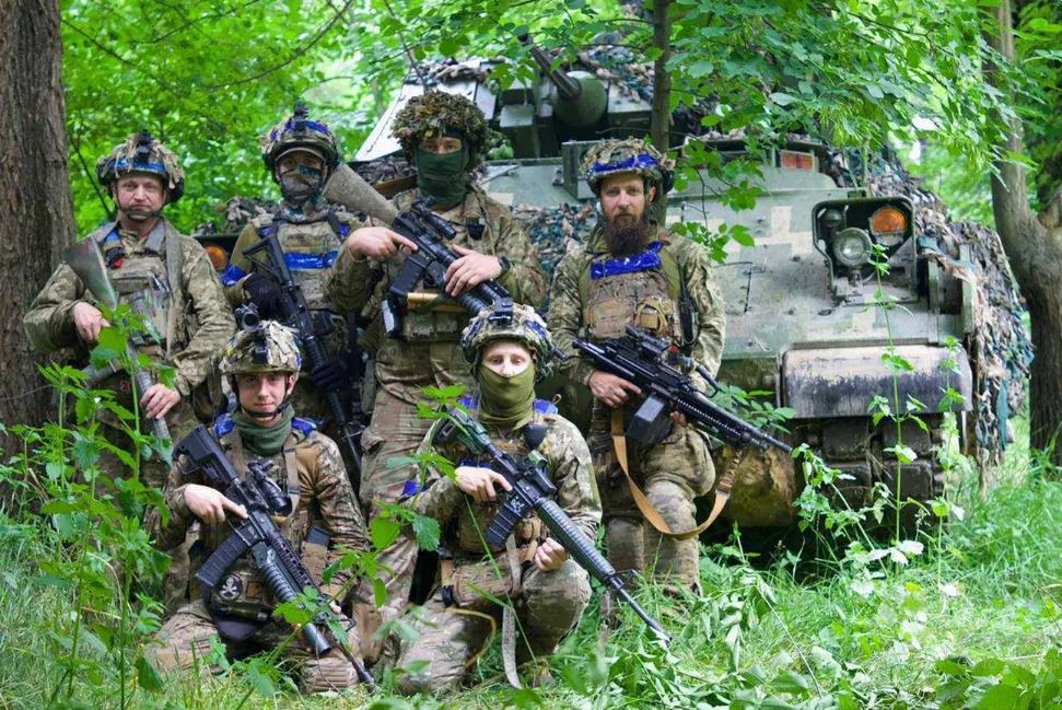 Lính Ukraine tự hào cho các phóng viên từ CNN xem một số đòn tấn công trực diện mà chiếc xe Bradley của họ phải chịu nhưng vẫn sống sót và liên tục ca ngợi chúng. Tuy nhiên nhược điểm duy nhất của xe Bradley là âm thanh đặc biệt giống như tiếng huýt sáo, có thể nghe thấy từ khoảng cách hàng km. Đó cũng là dấu hiệu để quân Nga biết phải nhắm hỏa lực vào đâu. 