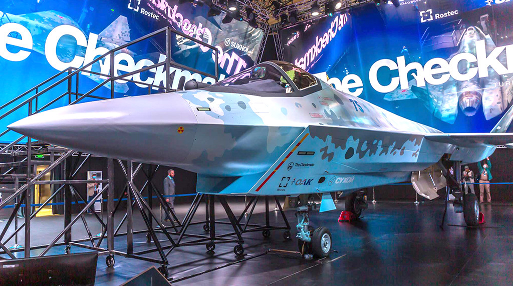Tờ Bulgarian Military cho rằng, ngay cả trước khi giới thiệu Su-75 Checkmate tại triển lãm quân sự MAX 2021 ở Nga năm nay, Sukhoi đã gợi ý trong video giới thiệu về chiếc máy bay chiến đấu, mà hãng dự định cung cấp cho các quốc gia.