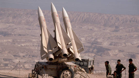 Các quốc gia khác đã đóng góp bằng cách cung cấp hỗ trợ kỹ thuật, hoặc tạo điều kiện cho việc tân trang và vận chuyển các hệ thống cũ này. Mặc dù số lượng chính xác các hệ thống MIM-23 Hawk được chuyển giao cho Ukraine có thể thay đổi đôi chút do giữ bí mật quân sự, nhưng Tây Ban Nha và Mỹ vẫn là những nhà tài trợ chính.