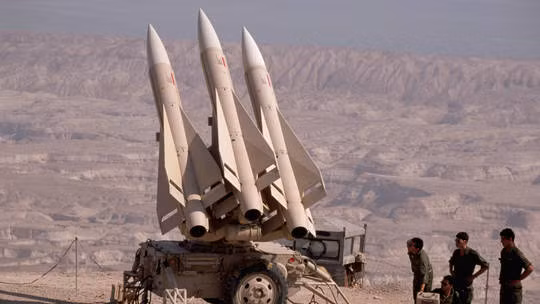 Các quốc gia khác đã đóng góp bằng cách cung cấp hỗ trợ kỹ thuật, hoặc tạo điều kiện cho việc tân trang và vận chuyển các hệ thống cũ này. Mặc dù số lượng chính xác các hệ thống MIM-23 Hawk được chuyển giao cho Ukraine có thể thay đổi đôi chút do giữ bí mật quân sự, nhưng Tây Ban Nha và Mỹ vẫn là những nhà tài trợ chính.