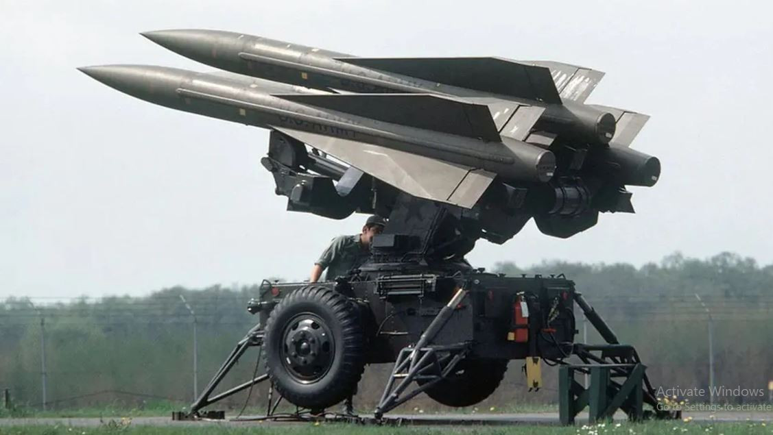 MIM-23 Hawk (Homing All the Way Killer) là hệ thống tên lửa đất đối không của Mỹ, được đưa vào biên chế chiến đấu từ đầu thập niên 1960. Hệ thống được thiết kế để tiêu diệt các vật thể bay với vận tốc dưới 1 Mach và ở độ cao từ thấp đến trung bình.