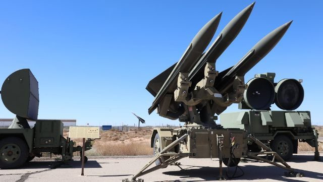 Kể từ khi xung đột Nga-Ukraine bắt đầu vào tháng 2/2022 đến tháng 10/2024, Ukraine đã nhận được một số hệ thống phòng không MIM-23 Hawk, chủ yếu từ Tây Ban Nha và Mỹ. Tây Ban Nha là nhà tài trợ chính, chuyển giao tổng cộng 12 bệ phóng Hawk, đủ để trang bị cho hai tiểu đoàn tên lửa phòng không tầm trung.