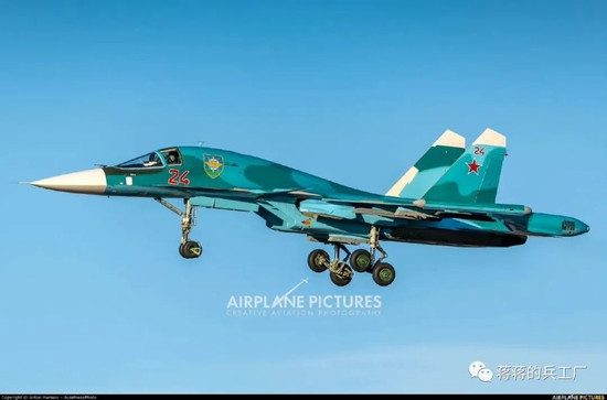Tiêm kích bom Su-34 chủ yếu được sử dụng cho các nhiệm vụ đánh chặn sâu, chế áp phòng không và tấn công các mục tiêu trọng yếu; trong khi Su-25 chủ yếu được sử dụng để yểm trợ trên không trực tiếp cho lực lượng chiến đấu mặt đất.