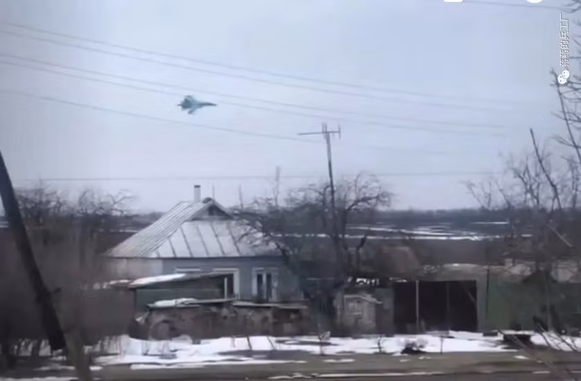 Theo các chuyên gia, nguyên nhân khiến máy bay chiến đấu Nga nhất quyết bay ở độ cao thấp, có thể là do thiếu vũ khí dẫn đường chính xác trên không, đặc biệt là vũ khí phóng từ bên ngoài khu vực phòng thủ và họ phải sử dụng thêm vũ khí không điều khiển, nên phải hạ thấp độ cao để tăng độ chính xác.