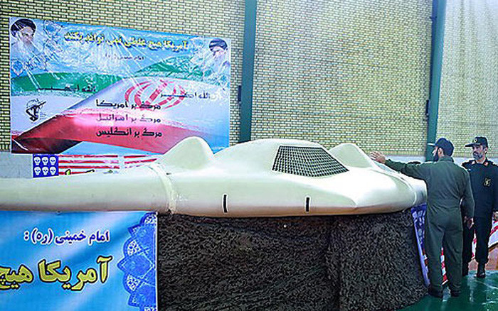 Chiếc máy bay không người lái trinh sát tối tân RQ-170 Sentinel của Mỹ khi đó, đã bị mất tín hiệu điều khiển và buộc phải hạ cánh khẩn cấp tại một vùng núi của địa phương và nó đã bị Iran thu giữ, nghiên cứu để tìm ra bí mật và sau nay Iran cho ra hàng loạt UAV RQ-170 phiên bản Iran như Shahed-141; Shahed-142; Shahed-181 và Shahed-192. Nguồn ảnh:IRNA.