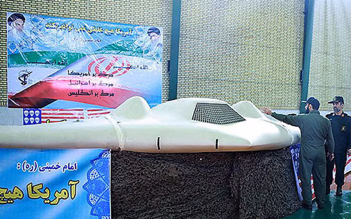 Chiếc máy bay không người lái trinh sát tối tân RQ-170 Sentinel của Mỹ khi đó, đã bị mất tín hiệu điều khiển và buộc phải hạ cánh khẩn cấp tại một vùng núi của địa phương và nó đã bị Iran thu giữ, nghiên cứu để tìm ra bí mật và sau nay Iran cho ra hàng loạt UAV RQ-170 phiên bản Iran như Shahed-141; Shahed-142; Shahed-181 và Shahed-192. Nguồn ảnh:IRNA.