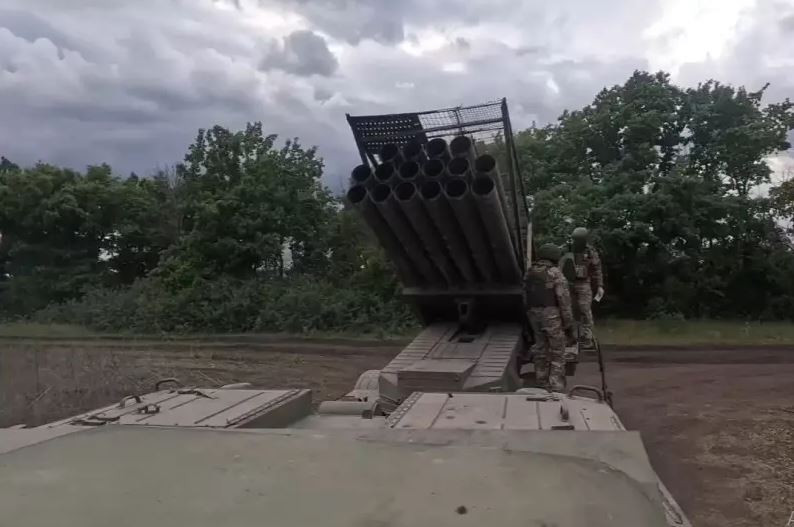 Trên mặt trận Kharkov ở phía bắc Ukraine, “Cụm quân phía Bắc” của Nga cho biết, họ tiếp tục tiến hành các hoạt động tiến công ở Volchansk và gần Liptsy, không tạo cơ hội cho đối phương tiến hành phản công. Hiện các trận đánh đang diễn ra ác liệt ở Volchansk và vùng lân cận làng Glubokoe trên hướng thị trấn Liptsy.