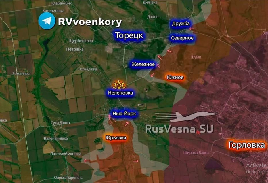 Cũng trên mặt trận Donetsk, dịch lên phía bắc thành phố Pokrovsk không xa, quân Nga đã tiến vào Toretsk và đang chiến đấu trong thành phố. Ngoài ra, một tình trạng “rất đáng buồn” đang diễn ra ở phòng tuyến này, đó là thị trấn New York (tên cũ là Novgorod), đang bị quân Nga tiến công mạnh. Điều này được thông tin bởi một người lính Ukraine tên là Stanislav Bunyatov, thuộc Tiểu đoàn độc lập số 24 Aidar trên mạng xã hội Telegram.