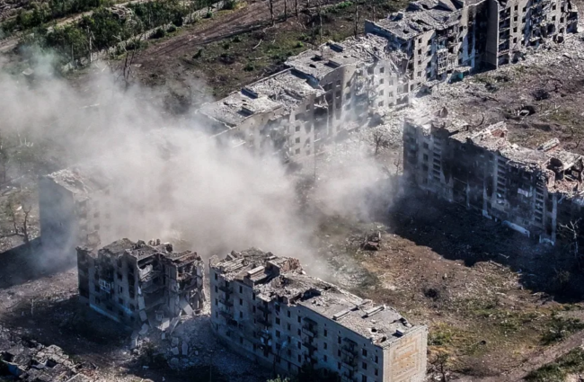 “Thế trận tại khu vực Toretsk-New York đang được ngã ngũ, quân Nga chắc chắn đã thành công về mặt chiến thuật và đang tiến vào Toretsk”; trang Deep State của Ukraine viết. Trước đó, Tổng tư lệnh Quân đội Ukraine, Tướng Syrsky, đã thông báo về sự xuất hiện của quân Nga ở Toretsk, nhưng có tin cho rằng, đây là các mũi trinh sát chứ không phải về quân chính quy.