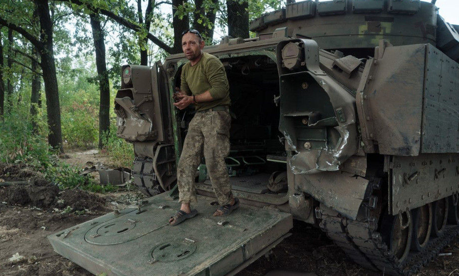 Đáng chú ý là lực lượng Ukraine đảm nhiệm phòng ngự tại đây, là quân của Lữ đoàn bộ binh cơ giới 47 Magura nổi tiếng. Với sự trợ giúp của xe bọc thép Bradley, lính của Lữ đoàn 47 đang cố gắng kìm hãm bước tiến của quân Nga, nhưng cho đến nay họ vẫn chưa thành công. Trong 24 giờ qua, các đơn vị Nga đã tiêu diệt ít nhất một xe chiến đấu bộ binh Bradley cùng với nhóm đổ bộ.