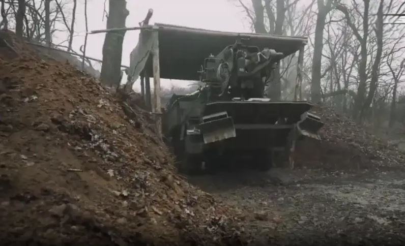 Một đoạn video đã được tung lên internet, ghi lại cảnh lính pháo binh, thuộc Lữ đoàn pháo binh độc lập số 45 của AFU, phải sử dụng hầm trú ẩn cho khẩu pháo tự hành bánh hơi 155 mm Bogdan, sử dụng khung gầm Tatra Phoenix. Có thể thấy, pháo được bắn đi từ ngay dưới hầm.