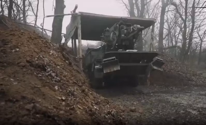 Một đoạn video đã được tung lên internet, ghi lại cảnh lính pháo binh, thuộc Lữ đoàn pháo binh độc lập số 45 của AFU, phải sử dụng hầm trú ẩn cho khẩu pháo tự hành bánh hơi 155 mm Bogdan, sử dụng khung gầm Tatra Phoenix. Có thể thấy, pháo được bắn đi từ ngay dưới hầm.