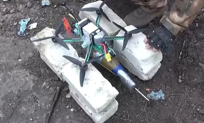 Phóng viên Kotenok đưa tin, binh lính Ukraine ở Pokrovsk cho biết, UAV FPV của Nga đã hoàn toàn khống chế đường cao tốc M-30 bằng UAV FPV. Các trận đánh tiếp tục diễn ra ở khu vực làng Solenoe và qua sông Solenaya và ở làng Novovasilyevka. 