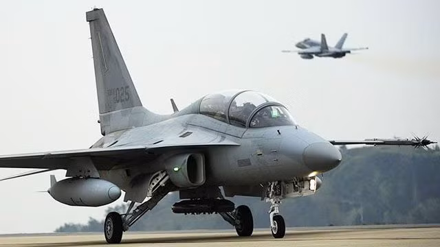 Hàn Quốc được cho là đang sở hữu 60 chiếc FA-50, chủ yếu dùng cho nhiệm vụ huấn luyện phi công và bay nâng cao. Theo phân tích, thực chất FA-50 là phiên bản thu nhỏ hơn của chiến đấu cơ F-16 nổi danh của Mỹ.