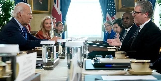 Hãy nói về vấn đề Mỹ và Anh có dỡ bỏ các hạn chế đối với việc Ukraine sử dụng vũ khí phương Tây để tấn công các mục tiêu ở Nga? Chúng ta đã thấy nhiều nhà phân tích nói rằng, sau cuộc gặp giữa Tổng thống Mỹ Biden và Thủ tướng Anh Starmer, họ đã không đề cập đến bất kỳ thông tin nào về vấn đề này.