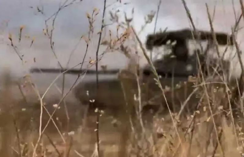 Từ góc độ địa lý, Kurakhove nằm cách Donetsk khoảng 40 km về phía tây và là một trong những thành trì quan trọng của AFU ở mặt trận phía đông. Địa hình ở đây rất thuận lợi cho quân phòng thủ, khi xung quanh thành phố có nhiều khu rừng xung quanh và điểm cao. Những điểm cao này có giá trị chiến thuật rất lớn, trong việc kiểm soát tình hình chiến trường.