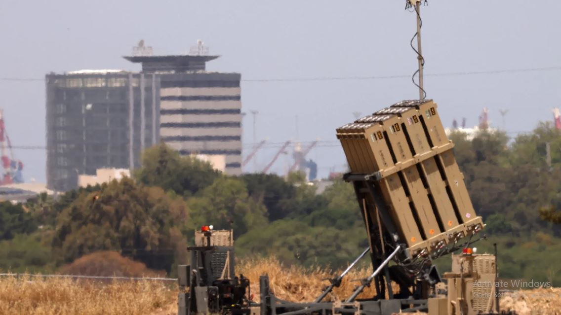 Các hình ảnh tiếp theo, hiện đang lan truyền trên mạng xã hội, mô tả một khẩu đội tên lửa Iron Dome đặt tại doanh trại IDF bị tấn công, trong một cuộc tấn công bằng vũ khí dẫn đường chính xác.