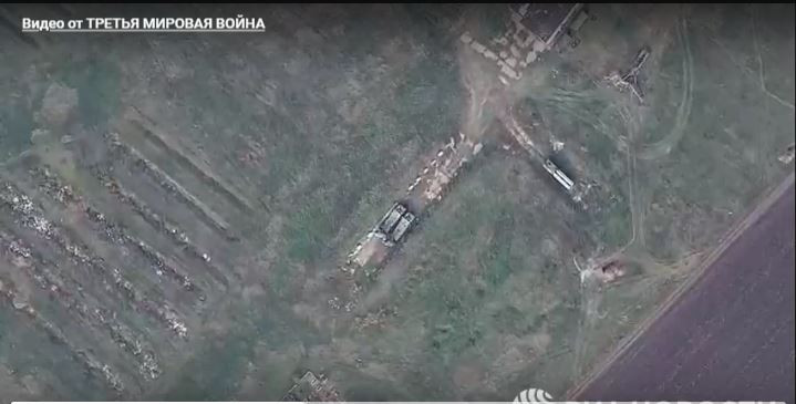 Các đoạn video được quay từ chính các UAV tự sát Lancet và từ UAV giám sát Orlan-10 cho thấy, sự bất lực của các bệ phóng của hệ thống tên lửa phòng không tầm xa S-300 của Ukraine, khi không có các “vệ sĩ tầm gần” bảo vệ.