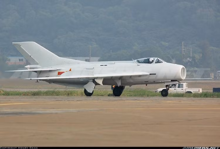 Ngoài ra, các máy bay J-6 cũng có khả năng cơ động tốt, tác chiến không đối không trong khoảng cách gần khá hiệu quả, nên việc sử dụng tiêm kích để bắn hạ các loại máy bay này bằng pháo hàng không, là điều rất tốn thời gian và thậm chí là mạo hiểm.