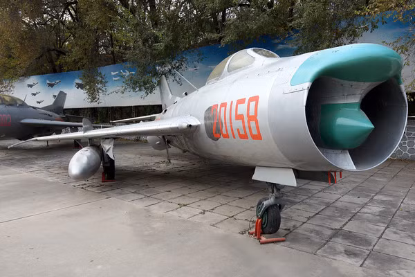 Tuy nhiên chiến đấu cơ J-6 cổ lỗ vẫn có vai trò quan trọng tiềm năng, trong các kế hoạch chiến tranh của Quân đội Trung Quốc; đặc biệt là xung quanh eo biển Đài Loan, nơi giữa đại lục và Đài Loan bị ngăn cách địa lý bởi eo biển tương đối rộng.