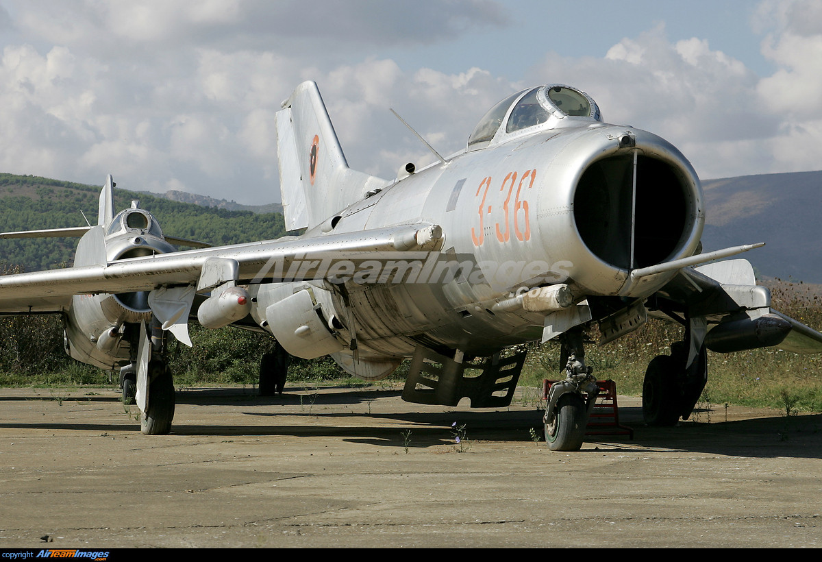 Điều này cũng dễ hiểu vì MiG-19 chỉ được Liên Xô sản xuất với số lượng nhỏ và sau đó họ tập trung loại chiến đấu cơ hiện đại hơn là MiG-21. Trung Quốc thậm chí còn phát triển phiên bản J-6 hai chỗ ngồi, và vẫn sử dụng làm máy bay huấn luyện phi công quân sự cho đến tận ngày nay.