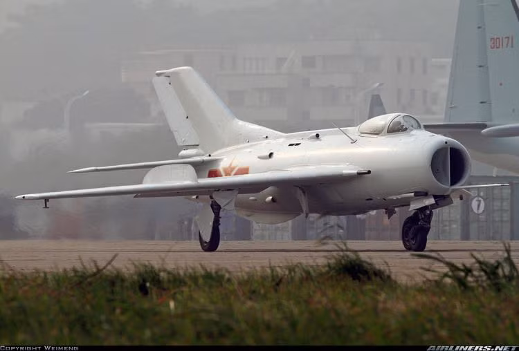 Với việc các máy bay chiến đấu J-6 loại biên và đã lạc hậu, nhưng có thể chuyển đổi thành máy bay không người lái với chi phí tương đối thấp; tránh lãng phí máy bay cũ, nhưng cũng không có gì mạo hiểm về mặt con người.