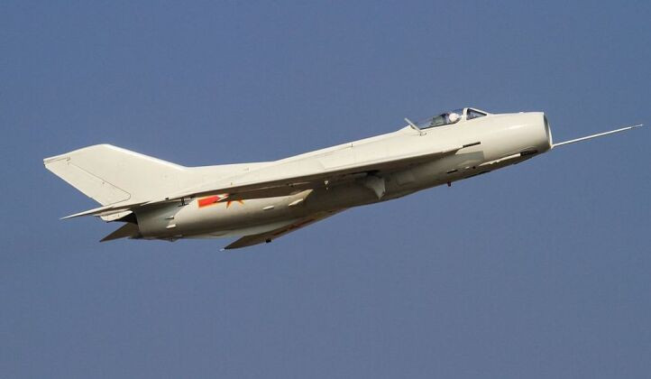 Lực lượng Không quân Trung Quốc từ lâu được cho là đang âm thầm biến hàng trăm (và có thể hàng nghìn) chiếc tiêm kích cổ lỗ J-6 (phiên bản nội địa của tiêm kích MiG-19) không còn trong biên chế chiến đấu, thành máy bay không người lái tấn công cảm tử.