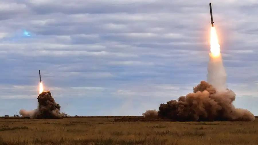 Cũng theo thông tin từ Bộ Quốc phòng Nga, lực lượng phòng không Nga đã sử dụng tên lửa phòng không S-400, trực tiếp bắn hạ cả 3 tên lửa phóng tới Belgorod và 6 chiếc máy bay không người lái tấn công cũng bị biến thành sắt vụn.