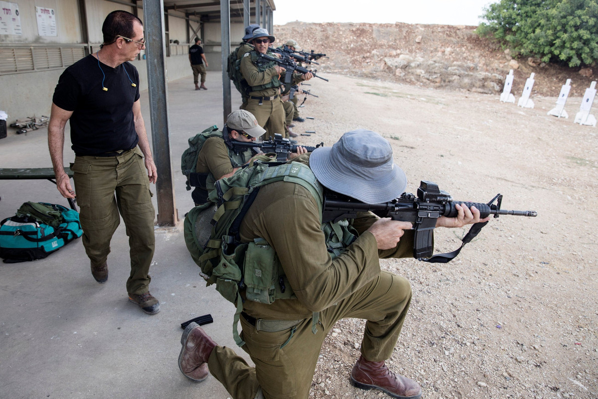 Trong các cựu quân nhân IDF đến Ukraine, có Grigory Fibobrov 40 tuổi, đã trải qua tại ngũ tại một đơn vị đặc biệt của IDF, hiện đang giữ chức vụ chỉ huy trung đội trong quân đội Ukraine. Trước kia Grigory Fibobrov từng phục vụ trong Lữ đoàn bộ binh Golani nổi tiếng của IDF.