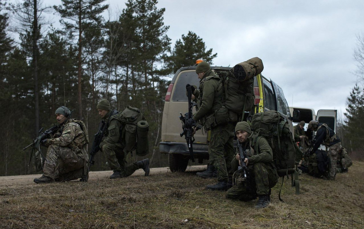Nhưng việc triển khai ở các khu vực khác của Ukraine có thể chỉ đơn giản như đi qua trạm kiểm soát biên giới Ukraine trên một chiếc xe tải được ngụy trang. Rất có thể lực lượng đặc nhiệm Nga đóng vai trò là đội tiên phong làm nhiệm vụ trinh sát chiều sâu, trước khi xe tăng - thiết giáp lục quân Nga bước vào chiến đấu.