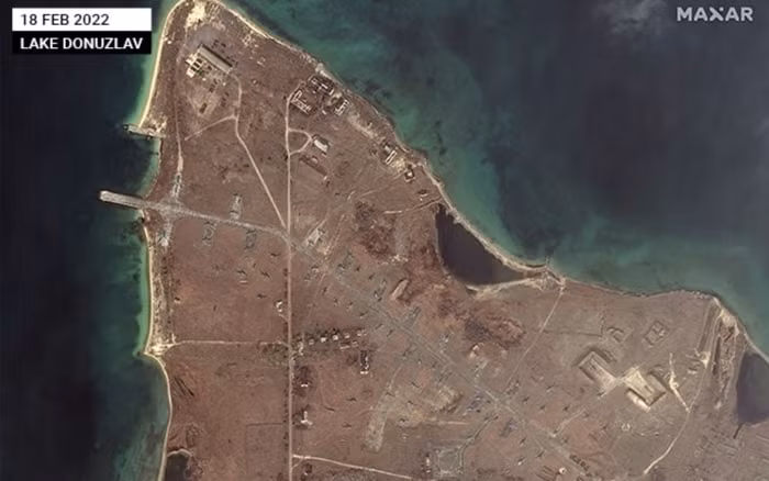 Còn theo thông tin của Nga, do khu vực sông dọc theo bờ tây Kherson có nhiều đầm lầy và ao bùn, nên không có lợi cho việc phòng ngự. Do vây ở Kherson, Quân đội Nga tập trung chủ lực ở khu vực phía sau bờ tây Dnepr, nơi thích hợp hơn để phòng thủ và chủ yếu sử dụng hỏa lực pháo binh để kiểm soát từ xa khu vực bờ sông.